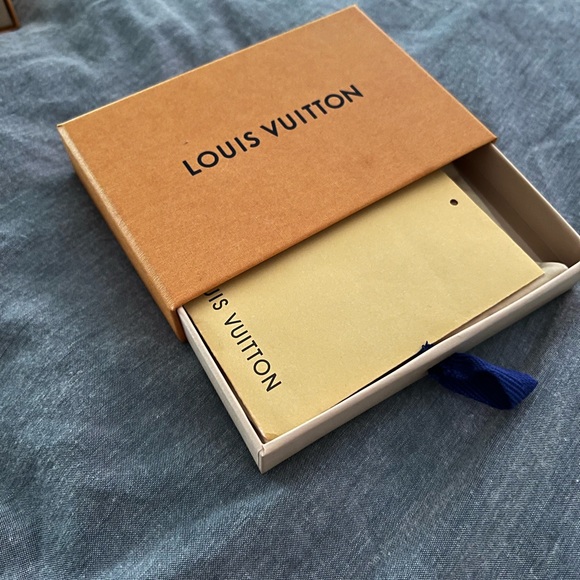 i’m selling an authentic Louis vutton bracelet, made from real leather - Picture 7 of 9